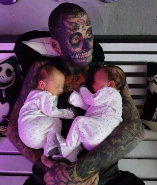 Don’t judge parents solely by their appearance. Richard Huff, a man with 240 tattoos, faced criticism for his looks, with many assuming he’s a terrible father. However, his wife Marita revealed the truth about him.