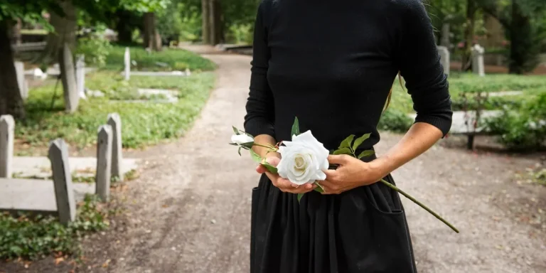 At my grandmother’s funeral, I watched my mother slip something into the coffin—What I discovered left me stunned