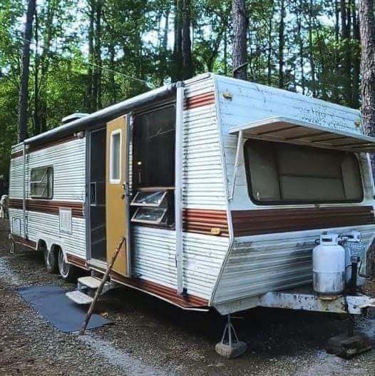 Homeless lady given free ‘ugly’ abandoned trailer, but wait till you see what she made of it