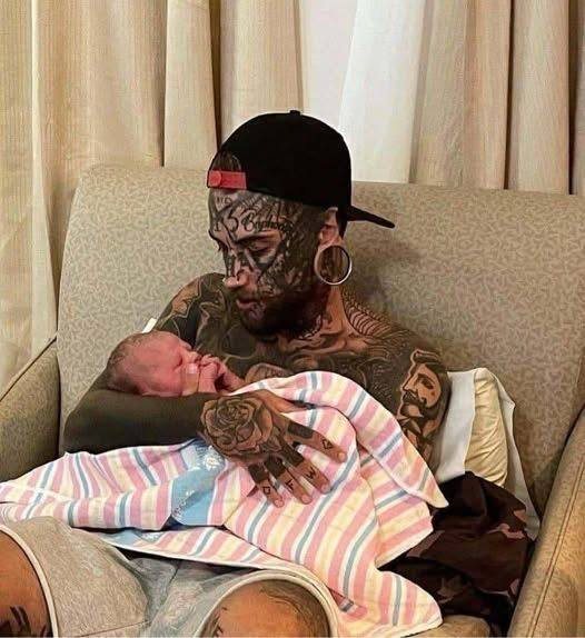 Dad with a body fully covered in tattoos decides to transform his appearance for his daughter’s sake