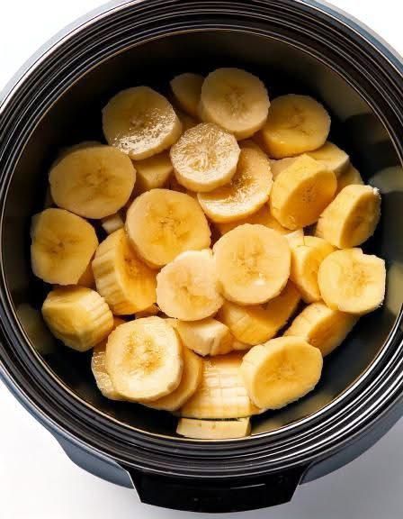 Put raw banana slices in a slow cooker with these 4 ingredients. You’ll never look back… Full recipe 👇 💬