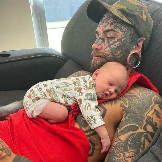 A 24-year-old father, who has several tattoos all over his body, makes the decision to get them erased for his child