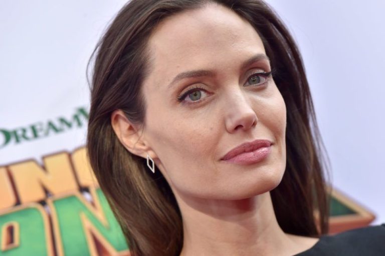 When Jon Voight attended the Oscars with the Other Woman, Angelina Jolie recalled the touching story of her mother watching from home