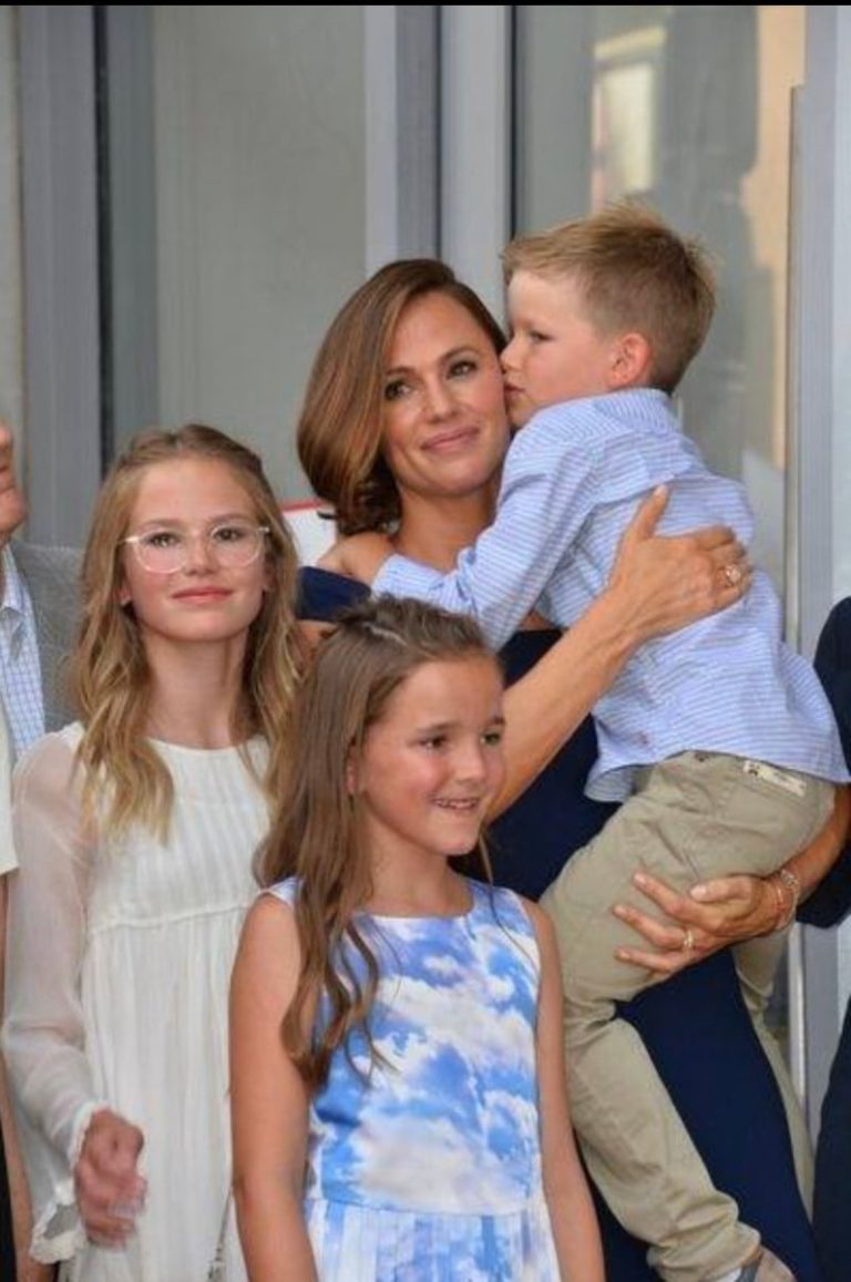 Jennifer Garner spotted with boyfriend – people notice one detail