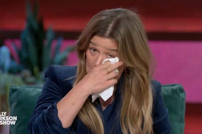 30 Minutes ago in New York, Kelly Clarkson was confirmed!