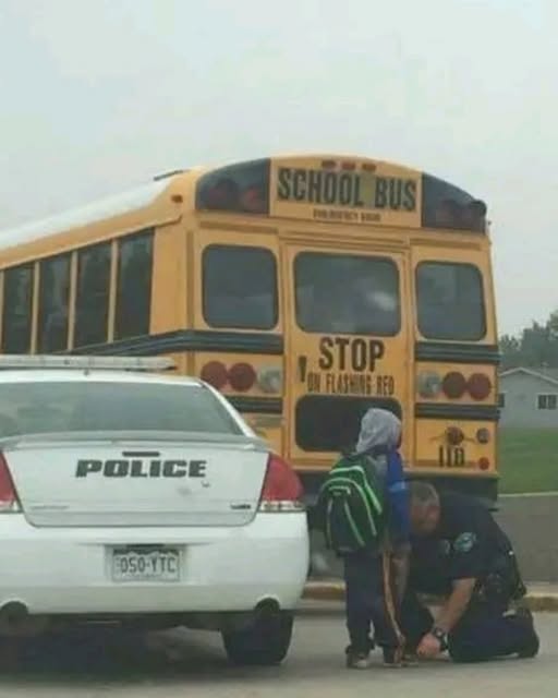 A Police Officer’s Simple Act of Kindness Moves Onlookers to Tears