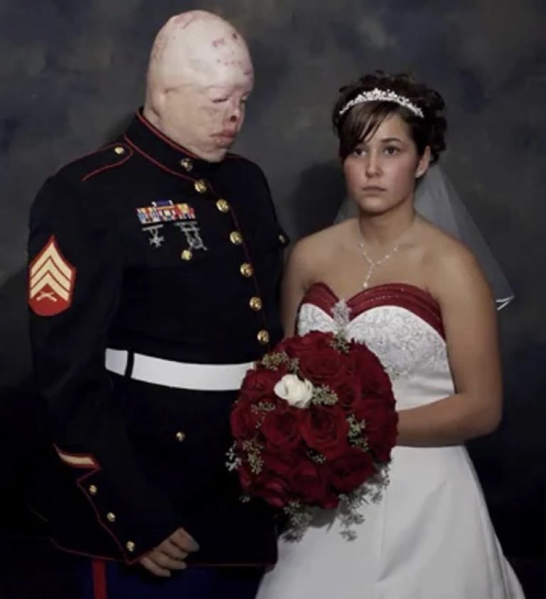 59 Happy-Looking Photos that Carry Dark Secrets