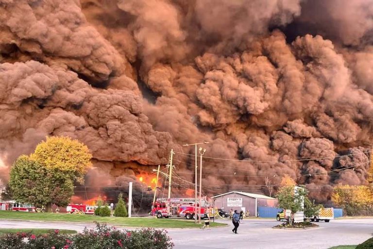 Pray: At least 12 killed by UPS plane crash in Louisville, including a child. Officials expect that number to increase. 15 hurt and 16 still missing…🙏🙏🙏