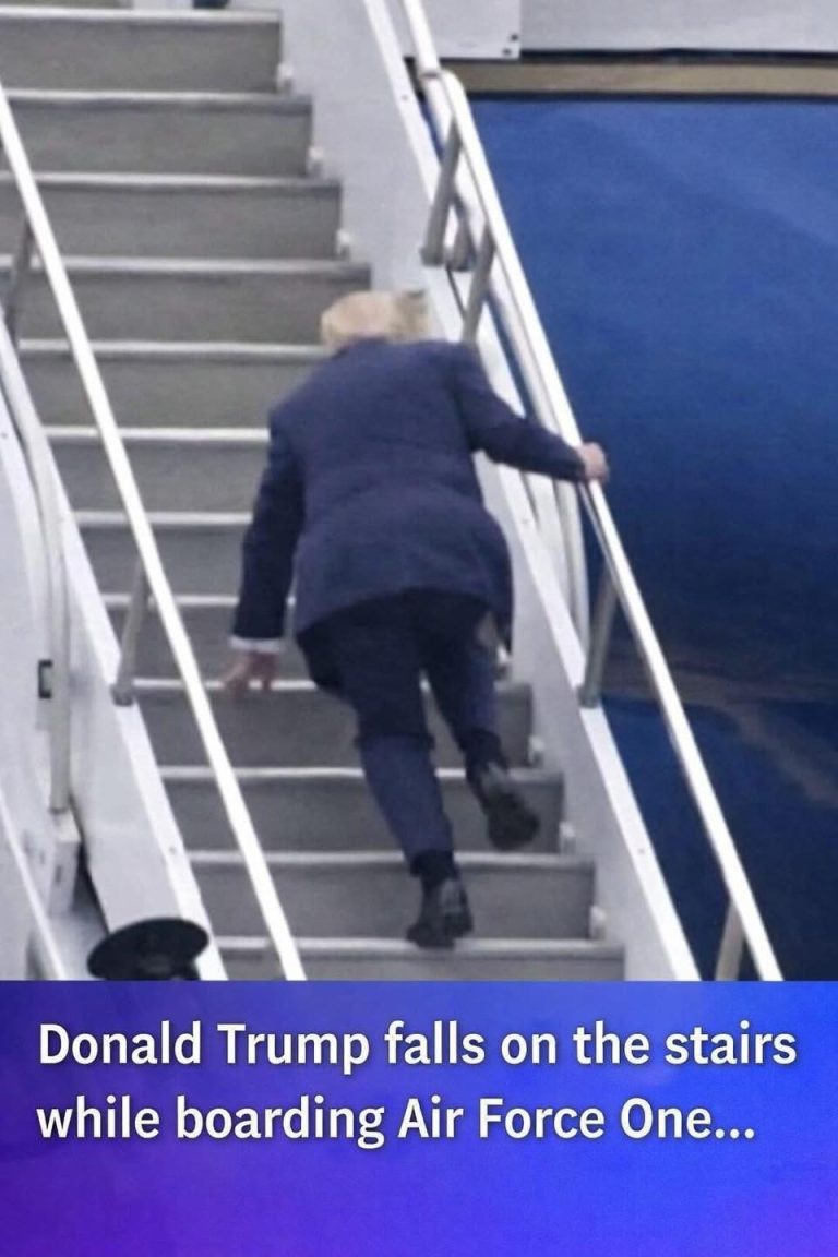 How One Small Moment of Trump Boarding Air Force One Went Viral!