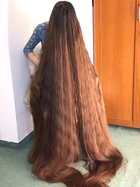 Woman cuts her hair for the first time in 25 years – here’s what she looks like today..
