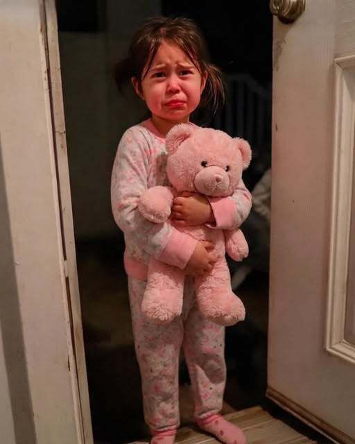 A 5-YEAR-OLD GIRL CALLED 911 WHISPERING, “SOMEONE IS HIDING UNDER MY BED” — WHEN WE ARRIVED, WE COULDN’T BELIEVE WHAT WE FOUND. I had just started my shift when the dispatcher patched through a call from a little girl. “My parents aren’t home… someone is hiding under my bed. Please help me,” she whispered. Kids get scared of the dark all the time. Monsters under the bed. Shadows in the closet. But not every frightened child calls 911 sounding like that. The operator took every word seriously. The girl sounded genuinely terrified. Ten minutes later, we pulled up to a quiet suburban house. The front door opened, and there stood a tiny girl in pink pajamas, clutching a stuffed teddy. “My name is Mia,” she said, her lip trembling. “Please come… there’s someone under my bed. I’m really scared.” I gave her the calmest smile I could manage. Our department counselor knelt beside her and spoke softly while the rest of us searched the house. We checked every room. Every closet. Nothing. My partner came back downstairs and gently told her, “Sweetheart, it was probably just a scary sound. You’re safe. We’ll call your parents, and they’ll be home soon.” But Mia burst into tears. “YOU DIDN’T LOOK UNDER THE BED!” she cried. I exhaled and nodded. “Okay. I’ll check.” Honestly, I thought it was just a formality. The house was clear. But I wanted that little girl to feel safe enough to sleep again. I walked upstairs and pushed open the bedroom door. The room was dark and still. Her blanket was twisted, like she had leapt out of bed in a hurry. I got down on one knee and lifted the dust ruffle. Then I froze. “OH MY GOD,” I said out loud when I saw what Mia had been talking about. ⬇️⬇️