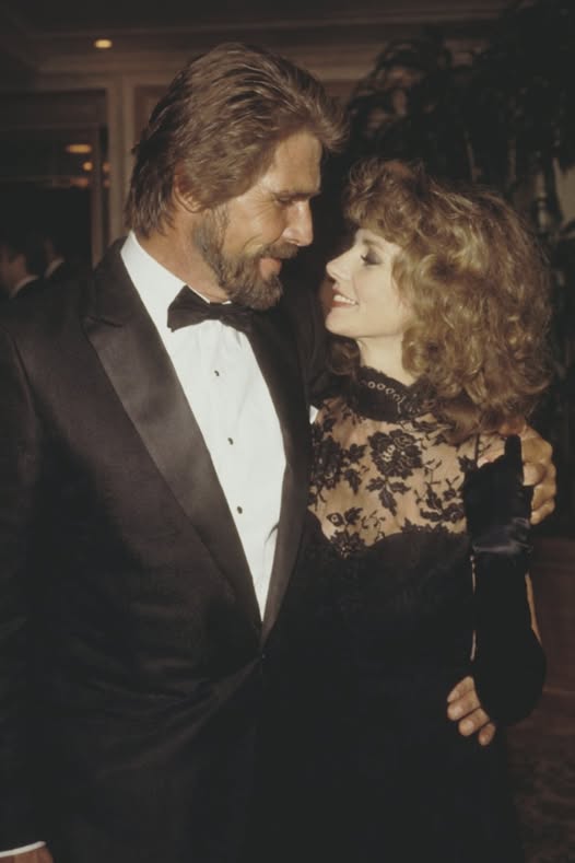 Timeless Elegance on the Red Carpet: Two Hollywood Legends in One Unforgettable Moment — Do You Recognize Them?
